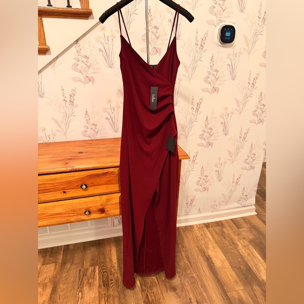NWT / Women’s Lulus Formal/Semi-Formal V-Neck Dress in Maroon / Size S
